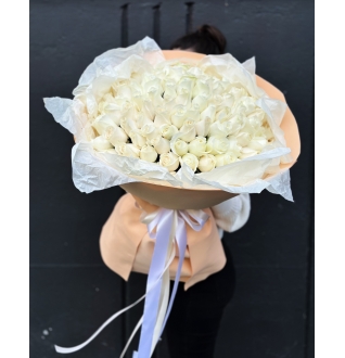 101 белая роза эквадор 50см
